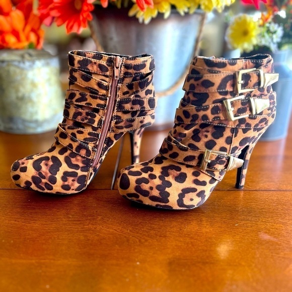 NWOT Charlotte Russe cheetah print zip bootie heels - Picture 1 of 13